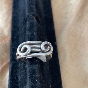 Elegant Silver Swirl Ring